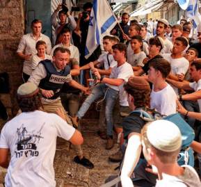 Israelíes atacando a periodista palestino Israelíes atacando a periodista palestino