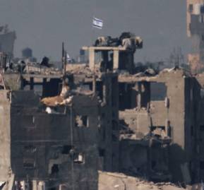 Izan bandera de Israel en ruinas de Gaza.