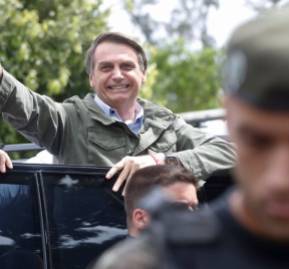 Con fuerte resguardo policial y chaleco antibalas, Jair Bolsonaro llegó al lugar de votación. Fotografía: Globo. Con fuerte resguardo policial y chaleco antibalas, Jair Bolsonaro llegó al lugar de votación. Fotografía: Globo.