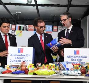 Ministro de educación junto al director de Junaeb, anunciando entrega de cajas de alimentos. Ministro de educación junto al director de Junaeb, anunciando entrega de cajas de alimentos.