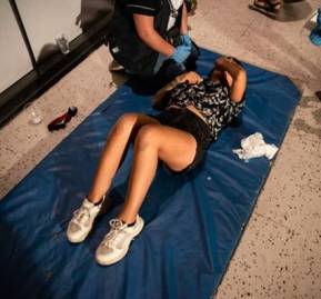 Nicole Kramm, siendo atendida por personal médico. Nicole Kramm, siendo atendida por personal médico.