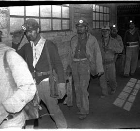La dura faena de los mineros del carbón. La dura faena de los mineros del carbón.