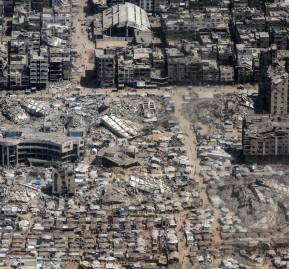 Las ruinas de la mezquita de Maqoussi y del Ministerio de Economía en Gaza, vistas desde un vuelo de
