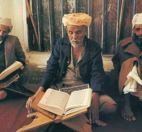 Musulmanes leyendo el Corán.