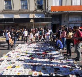 Parte del lienzo compuesto de distintos bordados en una manifestación en el centro de Concepción. Parte del lienzo compuesto de distintos bordados en una manifestación en el centro de Concepción.