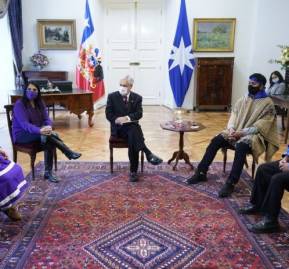 Presidente Piñera con el Consejo de Lonkos y la Corporación de Machis en La Moneda Presidente Piñera con el Consejo de Lonkos y la Corporación de Machis en La Moneda