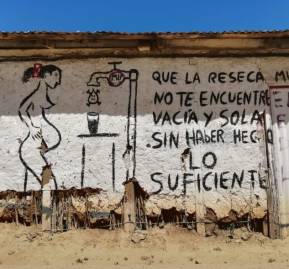 Fachada de casa con rayados, Caimanes, 2018. Fachada de casa con rayados, Caimanes, 2018.