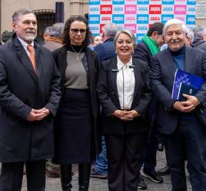Luis Eduardo Escobar, Andrea Bentancor, Jeannette Jara y Osvaldo Rosales. Luis Eduardo Escobar, Andrea Bentancor, Jeannette Jara y Osvaldo Rosales.