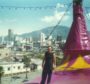 Lun Lee desde la carpa del Circo Ruso Sobre Hielo desde Pereira, Colombia. 