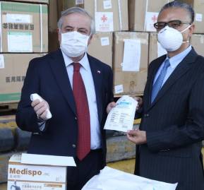 Jaime Mañalich y el embajador chino, Xu Bu, en la Cenabast, luego del impasse por la donación de 500 ventiladores chinos que nunca existió.
