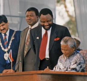 Nelson Mandela firma la Constitución sudafricana en diciembre de 1996