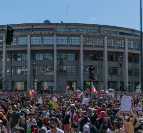 Manifestantes protestan a las afuera de los Tribunales de Justicia.