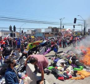 Manifestantes queman pertenencias de migrantes en Iquique. Manifestantes queman pertenencias de migrantes en Iquique.
