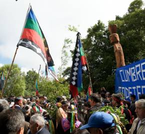 Cumbre en el cerro Ñielol en 2014 por la autodeterminación mapuche. Foto Abya Yala internacional