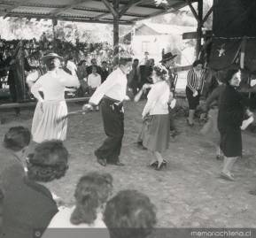 Pareja bailando cueca en una fonda. Memoria Chilena.