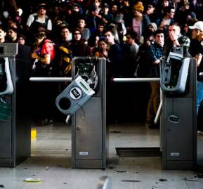Manifestantes rompieron las barreras de contención. Manifestantes rompieron las barreras de contención.