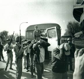 Miles de detenidos en el Estadio Nacional Foto de Koen Wessing