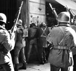 Militares durante una protesta. Militares durante una protesta.