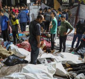 Muertos fuera del hospital (Foto: Dawood Nemer/AFP) Muertos fuera del hospital (Foto: Dawood Nemer/AFP)