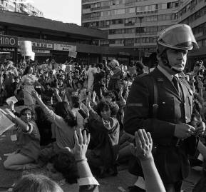 Mujeres protestan contra la dictadura. Foto de Nelson Muñoz Mera. 