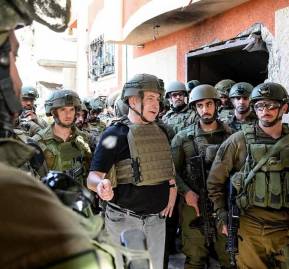 Netanyahu con soldados israelíes en Gaza. Netanyahu con soldados israelíes en Gaza.