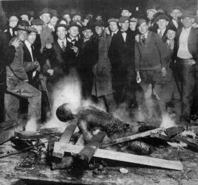 Omaha, Nebraska, 1919. Un afroamericano, acusado de violar a una joven blanca, es colgado y quemado Omaha, Nebraska, 1919. Un afroamericano, acusado de violar a una joven blanca, es colgado y quemado