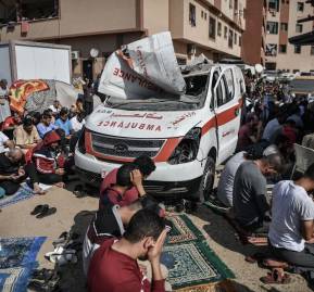 Palestinos rezan junto a ambulancia destruida. Abed Zagout (Anadolu/Getty Images)