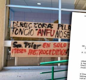 Pancartas contra directora de Dipreca y consulta en CGR. Pancartas contra directora de Dipreca y consulta en CGR.