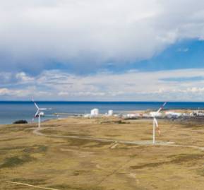 Parque eólico Vientos Patagónicos, instalado en 2019 por ENAP, en el sector de Cabo Negro. Foto: Javier Astudillo. Parque eólico Vientos Patagónicos, instalado en 2019 por ENAP, en el sector de Cabo Negro. Foto: Javier Astudillo