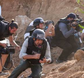 Periodistas en medio de las bombas Periodistas en medio de las bombas