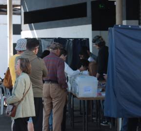 Personas votando. Foto: Servel. Personas votando. Foto. Servel.