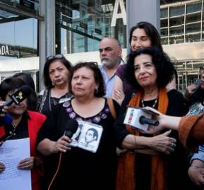 Las víctimas al momento de anunciar que pedirán la reapertura del caso Las víctimas al momento de anunciar que pedirán la reapertura del caso