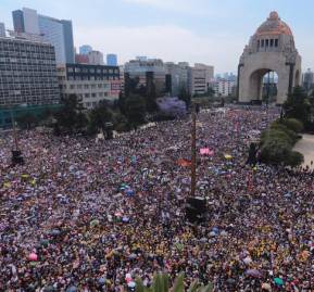 Marcha del 8-M en la Plaza de la Revolución en México. Marcha del 8-M en la Plaza de la Revolución en México.