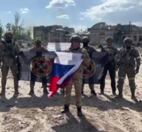 Imágenes del video en que el jefe militar y dueño de PMC Wagner, Yevgueni Prigozhin, anuncia que sus tropas tomaron la totalidad de Bajmut. PMC Wagner, Yevgueni Prigozhin