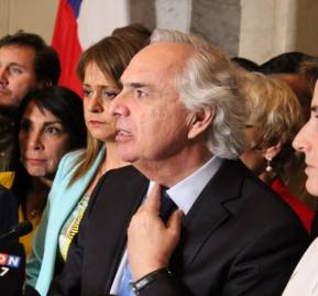 Andrés Chadwick este miércoles luego de la votación de los senadores a favor de la acusación constitucional. Foto: Agencia Brígida Mena Andrés Chadwick este miércoles luego de la votación de los senadores a favor de la acusación constitucional. Foto: Agencia Brígida Mena