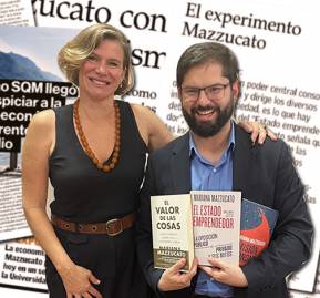 Fotomontaje. Adelante: Boric y Mazzucato. Atrás: Recortes de diarios sobre visita de la economista. Fotomontaje. Adelante: Boric y Mazzucato. Atrás: Recortes de diarios sobre visita de la economista.