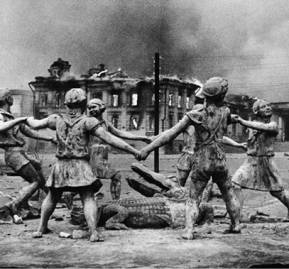 La fuente ‘Niños bailando en círculo’ en el centro de Stalingrado sobrevivió los masivos bombardeos alemanes y posteriores batallas. La fuente ‘Niños bailando en círculo’ en el centro de Stalingrado sobrevivió los masivos bombardeos alemanes y posteriores batallas.