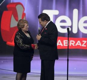 Michelle Bachelet junto a 'Don Francisco' durante una Teletón. Foto. Wikipedia Commons