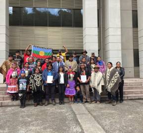 Abogada Karina Riquelme junto a miembros de la comunidad autónoma de Temucuicui en la Corte de Apelaciones de Temuco. Abogada Karina Riquelme junto a miembros de la comunidad autónoma de Temucuicui en la Corte de Apelaciones de Temuco.