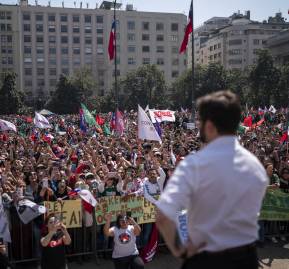 Presidente Gabriel Boric se dirige hacia los asistentes de la convocatoria. Foto: Prensa Presidencia Presidente Gabriel Boric se dirige hacia los asistentes de la convocatoria.