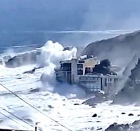 Captura de un video difundido en redes sociales de marejadas impactando al hotel.