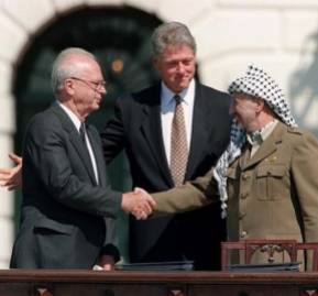 Yitzhak Rabin, Bill Clinton y Yasser Arafat en 1993. El israelí y el palestino ganarían el Nobel de la Paz al año siguiente. Yitzhak Rabin, Bill Clinton y Yasser Arafat en 1993. El israelí y el palestino ganarían el Nobel de la Paz al año siguiente.
