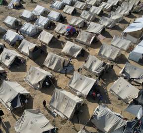 Refugiados palestinos del norte de Gaza (AP/Ashraf Amra) Refugiados palestinos del norte de Gaza (AP/Ashraf Amra)