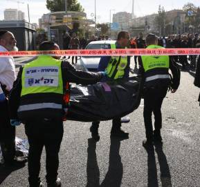 Retiran cadáver desde lugar del atentado en Jerusalén.