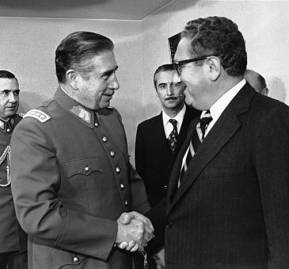 Henry Kissinger y Augusto Pinochet en 1976. (Foto: Archivo Histórico MINREL)