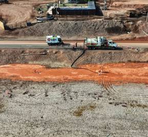 Residuos industriales derramados en la playa. Foto: Querella contra Minera Escondida.