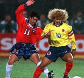 Marcelo Salas, autor de 3 goles en Santiago, frente a Carlos Valderrama