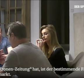 Heinz-Christian Strache (de espaldas), junto a un correligionario y la oligarca rusa, en el video del escándalo