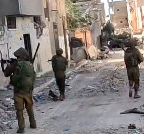 Tropas israelíes patrullan Gaza. Tropas israelíes patrullan Gaza.