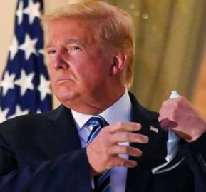 Trump se quitó e la mascarilla al llegar a la Casa Blanca luego de enfermar por Covid-19. Foto: Reutters Trump se quitó e la mascarilla al llegar a la Casa Blanca luego de enfermar por Covid-19. Foto: Reutters